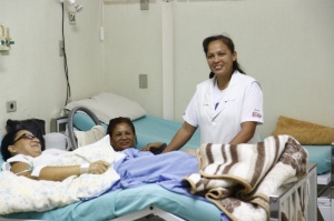 Enfermeira Tânia tenta trazer sorrisos aos pacientes